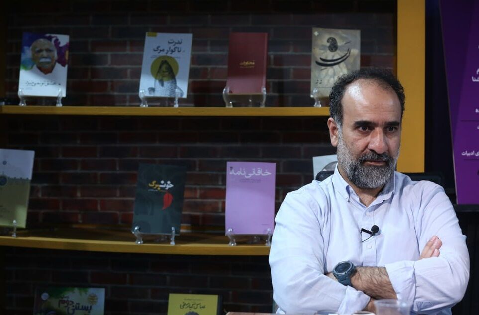 یک دستِ دوستانِ رضا امیرخانی به قلم و دست دیگر به دعاست