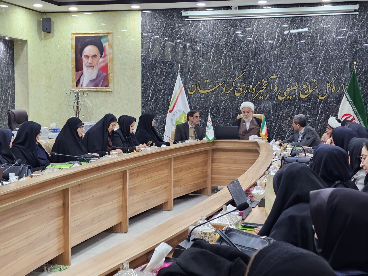 آشنایی نسل جدید با شخصیت‌های تاثیرگذار کشور ضروری است