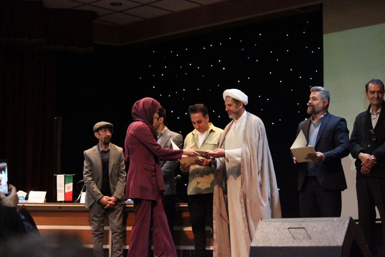 تجلیل از نویسندگان نوجوان و سالمند در همایش بزرگ پایش و ستایش تهران