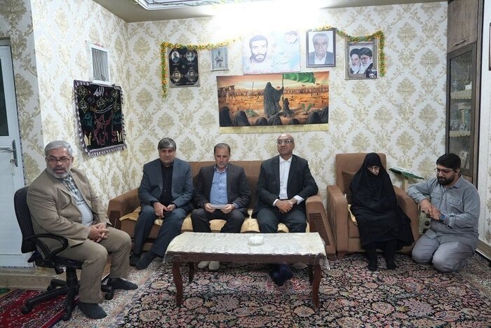 حضور استاندار کرمانشاه در منزل شهیدان امیری و توحیدی