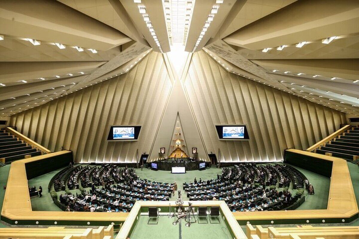 جلسه علنی مجلس آغاز شد/ ادامه بررسی الحاق برخی احکام به بودجه توسط نمایندگان