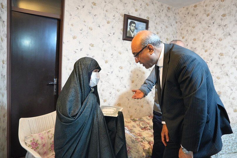 حضور استاندار کرمانشاه در منزل شهیدان امیری و توحیدی حضور استاندار کرمانشاه در منزل شهیدان امیری و توحیدی