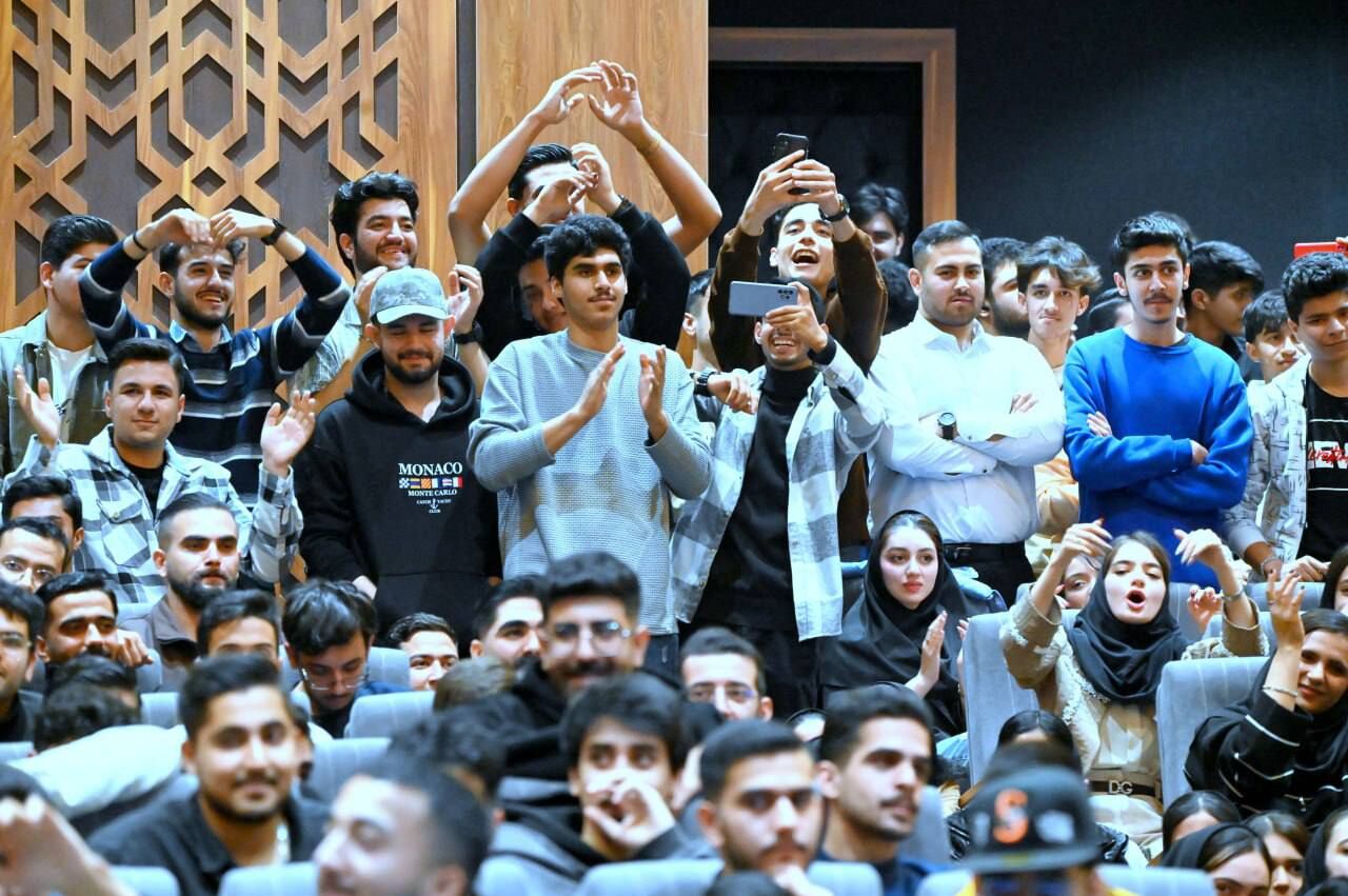 حضور استاندار لرستان در جمع دانشجویان/ جوان باوری، رمز موفقیت کشور