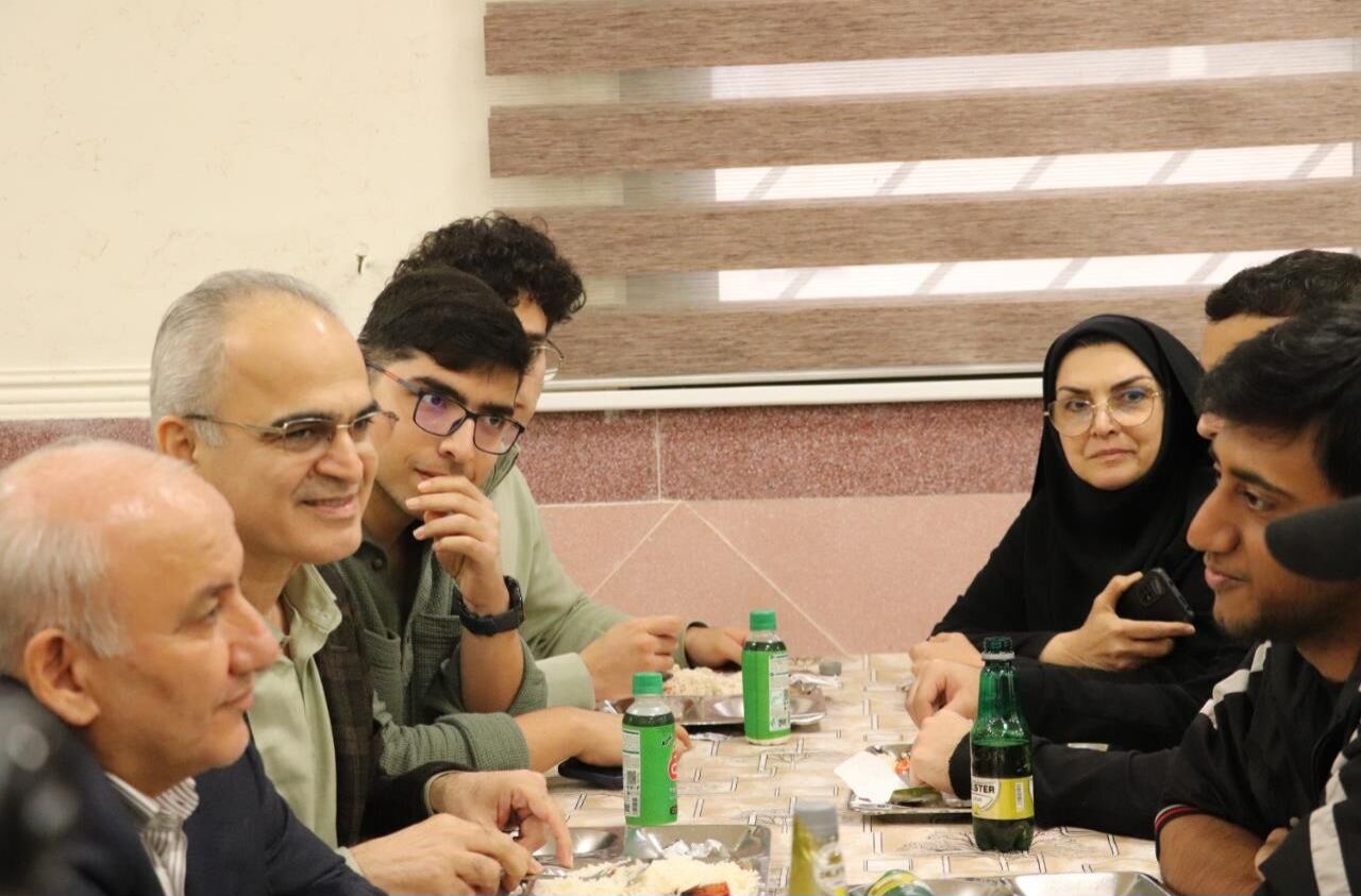 روایتی از دیدار دانشجویی استاندار مازندران/سر تا پا گوشیم؛ ما صدای شما هستیم