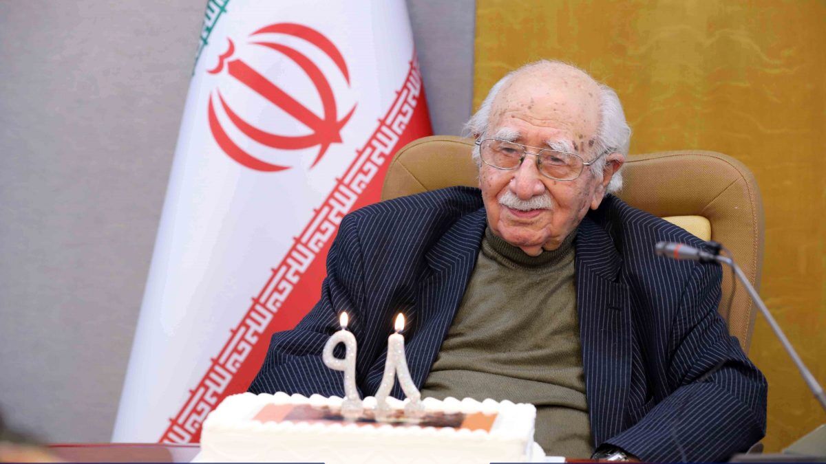 فتح‌الله مجتبایی ۹۸ ساله شد/ برگزاری مراسم تولد در فرهنگستان زبان و ادب فارسی