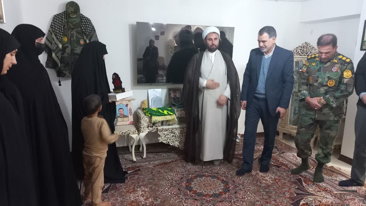 تجلیل از همسر شهید فداکار کرمانشاهی همزمان با میلاد حضرت زهرا (س) تجلیل از همسر شهید فداکار کرمانشاهی همزمان با میلاد حضرت زهرا (س)