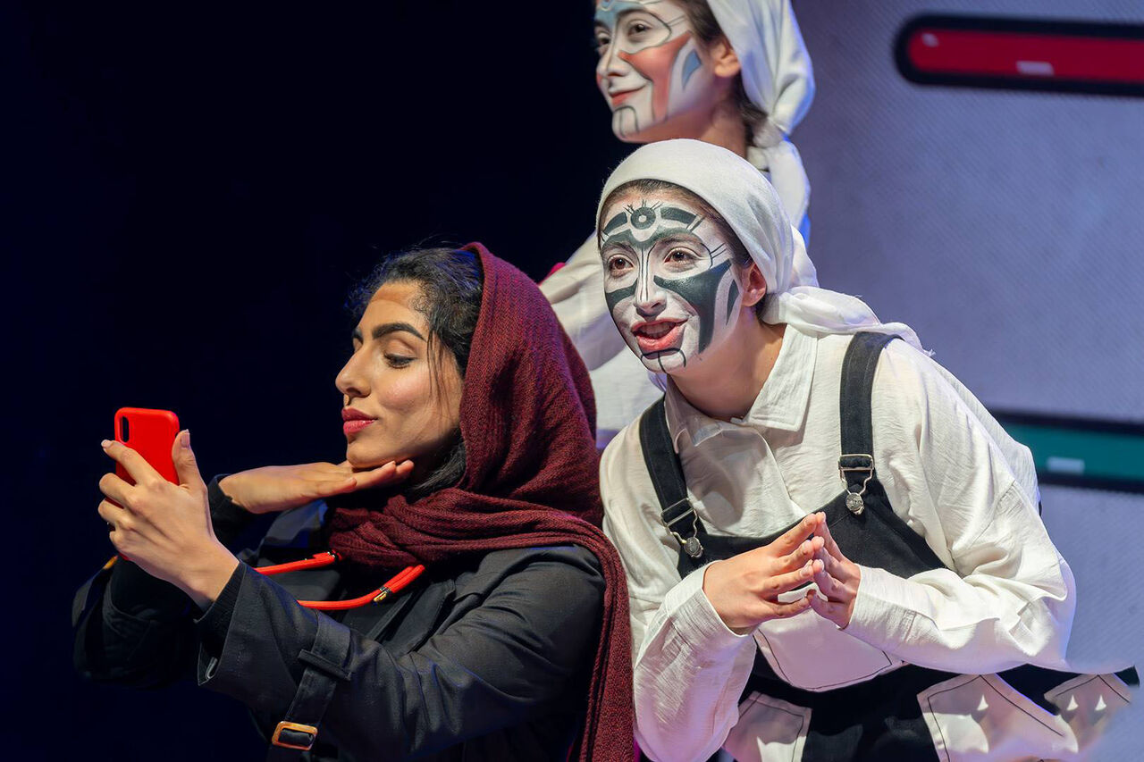 بازیگر «متروتینک»: افکار آدم‌ها را می‌دزدم/ هر فکر می‌تواند مسیر زندگی ما را دگرگون کند