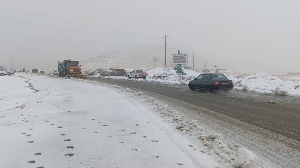 تداوم بارش برف در آزادراه تبریز - زنجان/ کمک‌رسانی به ۷۶ خودرو در آذربایجان‌شرقی+ فیلم