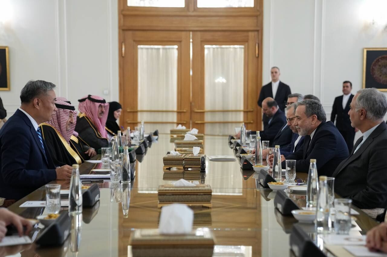 Teheran, Riad in Peking poudarili razvoj tristranskega gospodarskega, političnega in izobraževalnega sodelovanja