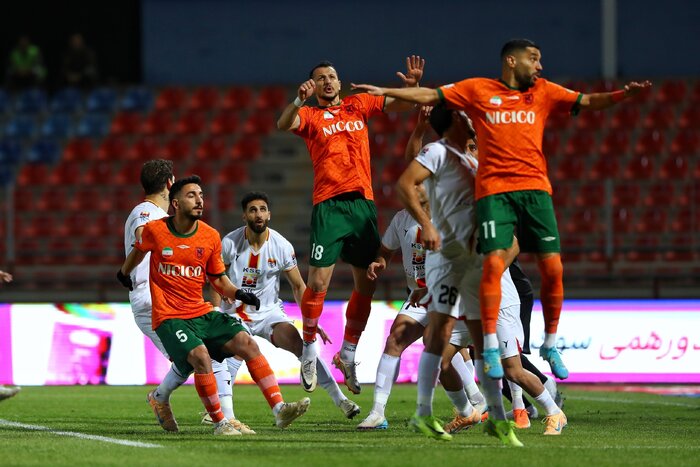 نیم فصل لیگ برتر فوتبال زیر ذره‌بین آمار؛ فقر گلزنی و قهرمانی با بازیکنان ایرانی!