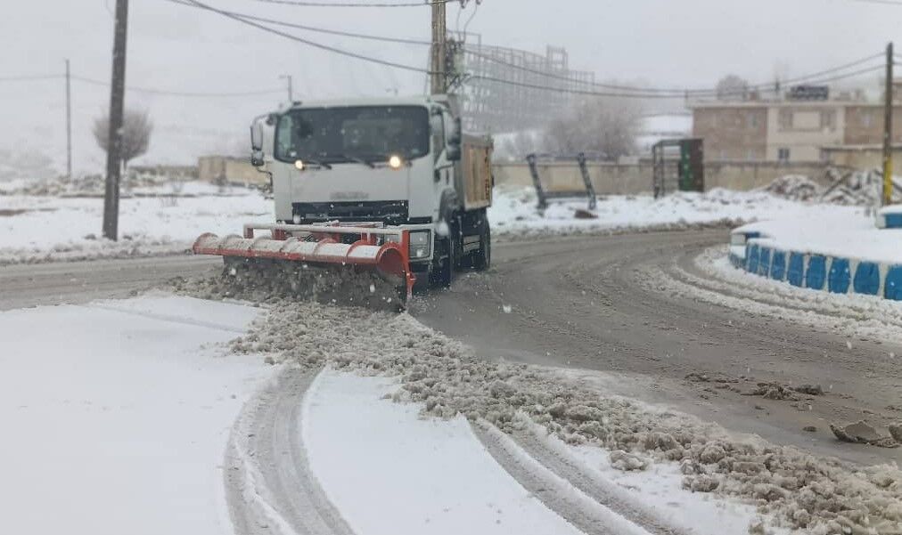 بارش برف و باران در اغلب محورهای کردستان/ راه ارتباطی ۴۰ روستا بسته است