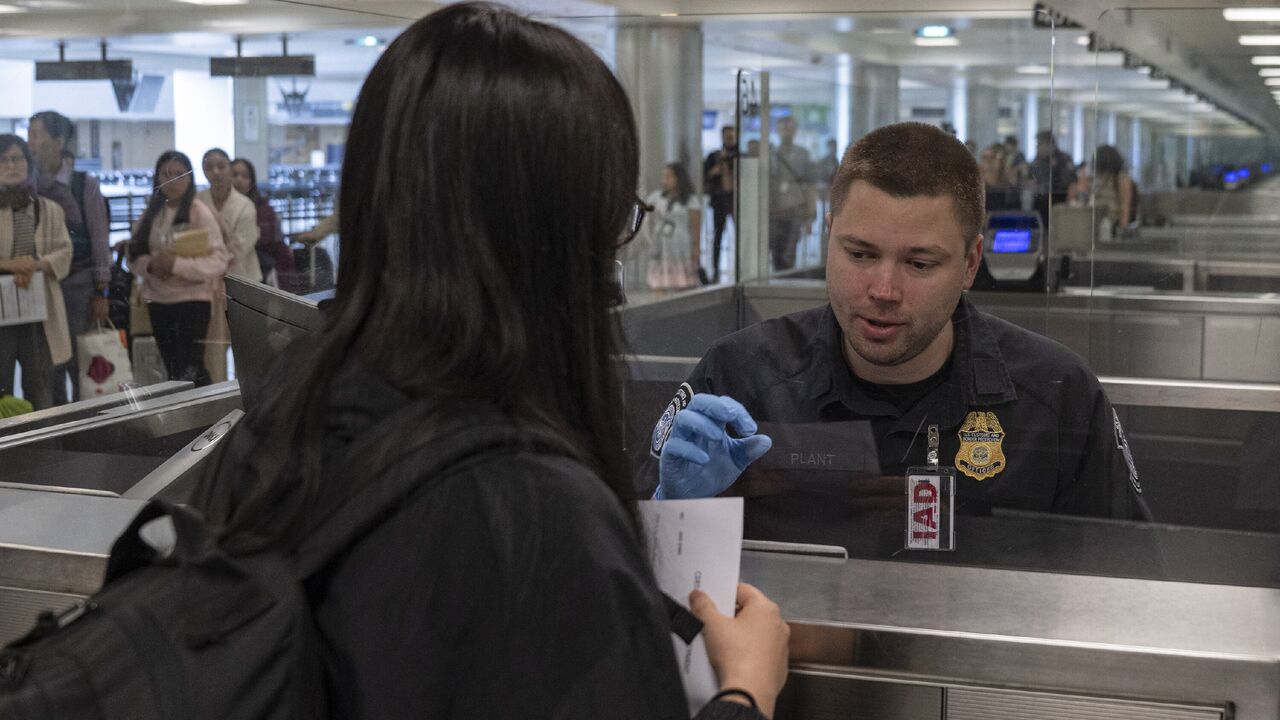 سابقه پنج‌ساله فعالیت مجازی برخی از مسافران عازم آمریکا بررسی می‌شود