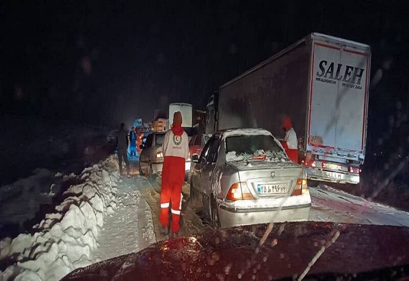 رهاسازی ۱۲۲ دستگاه خودرو گرفتار در برف توسط هلال احمر کردستان