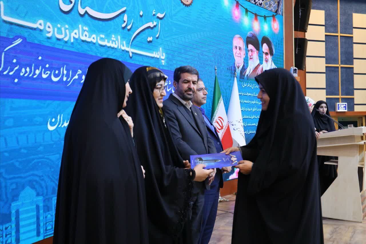 استاندار همدان: جامعه اخلاق مدار و توسعه یافته با حضور فعال زنان ساخته می‌شود