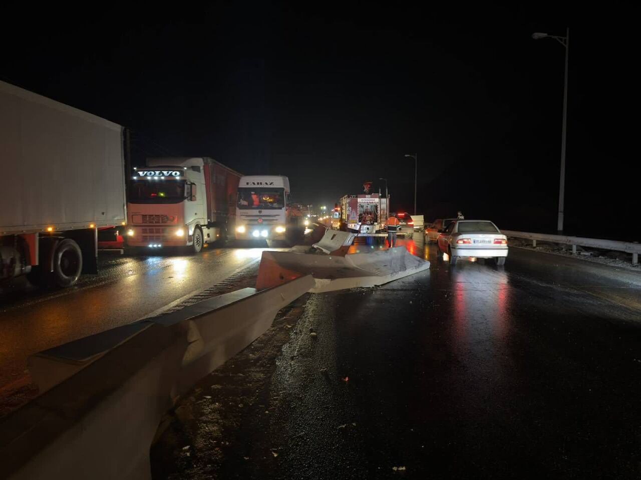 تصادف زنجیرهای هفت خودرو در محور گرمسار - ایوانکی ۲ مصدوم برجای گذاشت