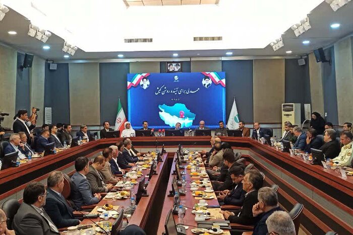 الیاس حضرتی: به حاشیهها توجه نکنید/از مدیرعامل منطقه آزاد کیش حمایت میکنیم