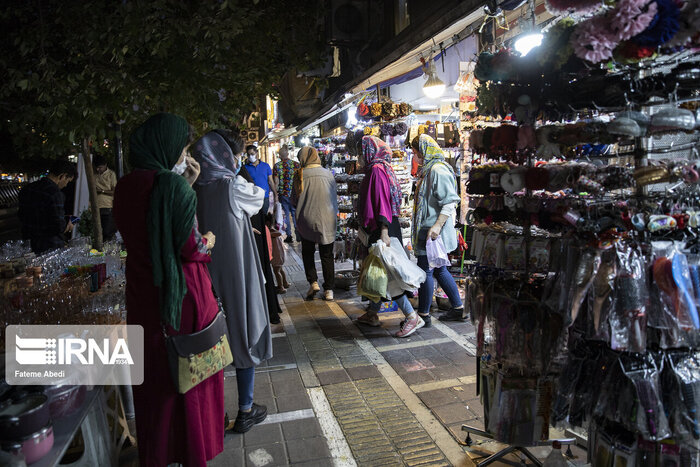 معضل سدمعبر در شیراز؛ عابران پیاده در خیابان، کاسبان در پیادهرو