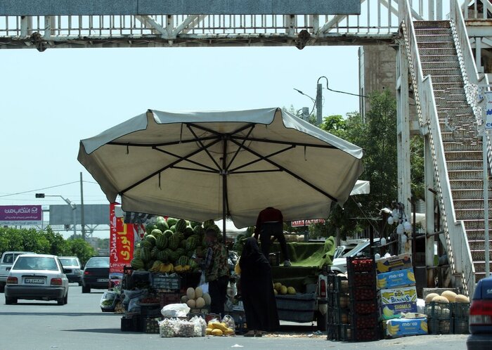 معضل سدمعبر در شیراز؛ عابران پیاده در خیابان، کاسبان در پیادهرو