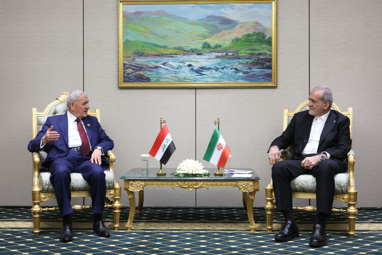 الرئيس بزشكيان يؤكد على ضرورة إقامة علاقات وثيقة بين التجار والجامعات والصناعات الإيرانية والعراقية