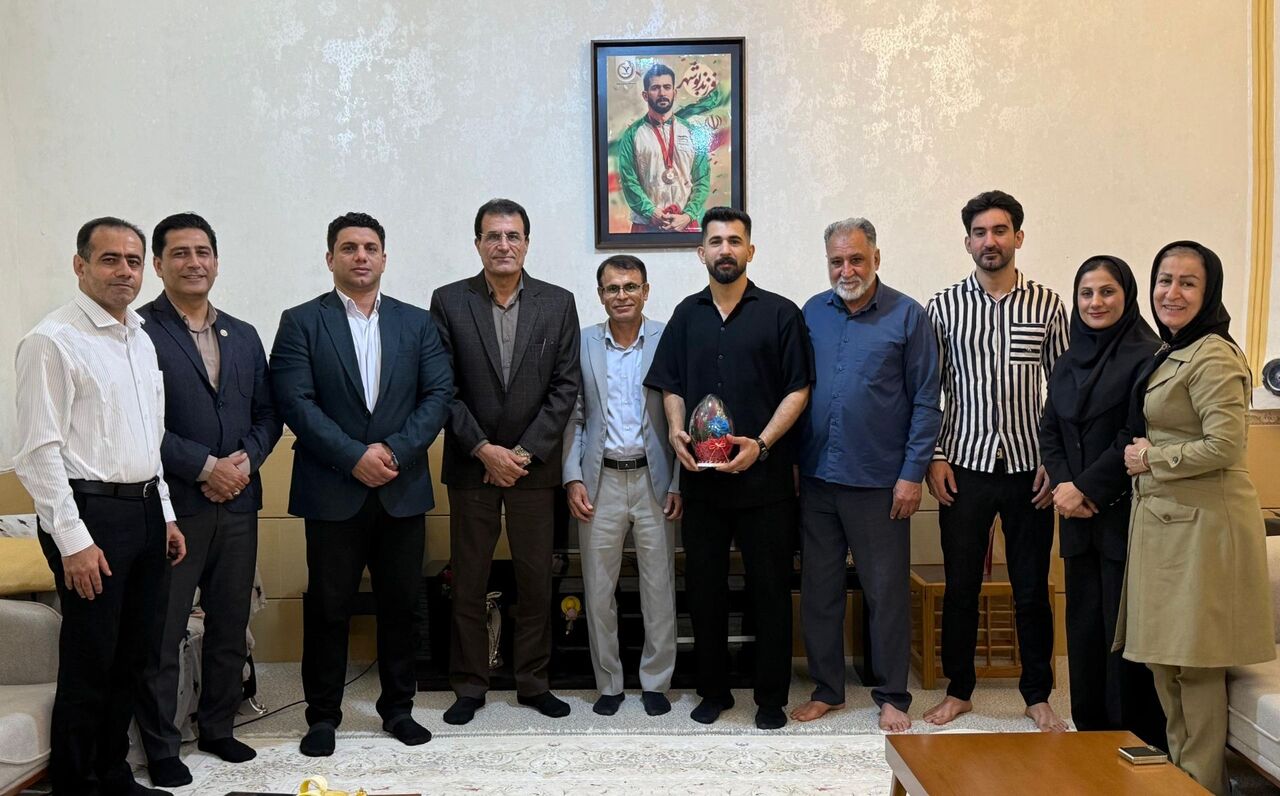 قهرمان پاراتکواندو استان بوشهر به دستور وزیر ورزش و جوانان تجلیل شد قهرمان پاراتکواندو استان بوشهر به دستور وزیر ورزش و جوانان تجلیل شد