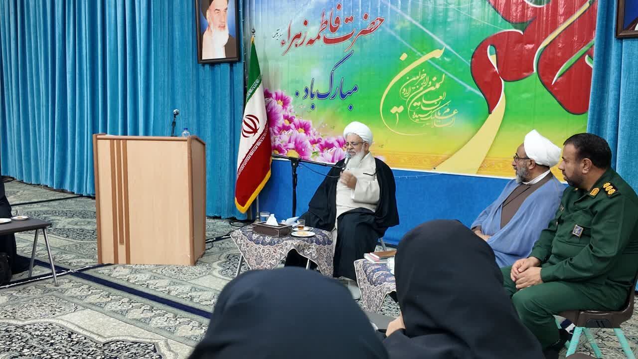 امام جمعه یزد: دشمن از طریق فضای مجازی به دنبال تغییر باورهاست
