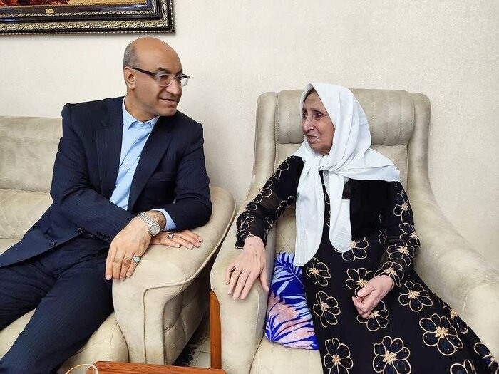 دیدار استاندار کرمانشاه با جانباز ۷۰ درصد علیرضا نویدی و خانواده شهید فارس نظری