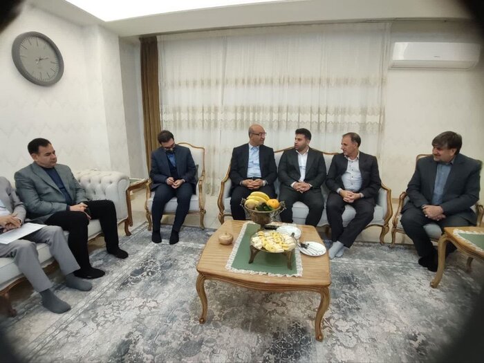 دیدار استاندار کرمانشاه با جانباز ۷۰ درصد علیرضا نویدی و خانواده شهید فارس نظری