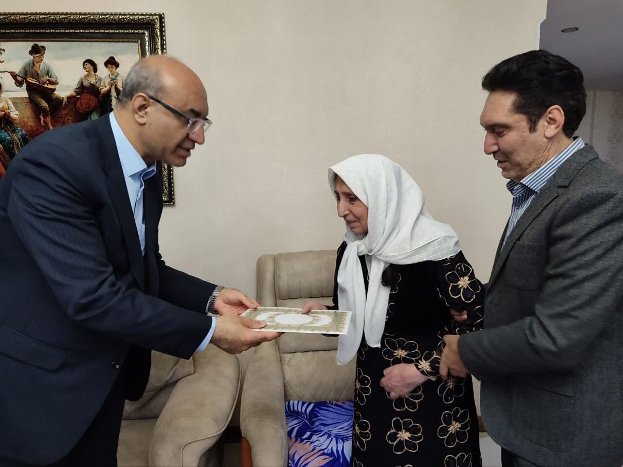 دیدار استاندار کرمانشاه با جانباز ۷۰ درصد علیرضا نویدی و خانواده شهید فارس نظری