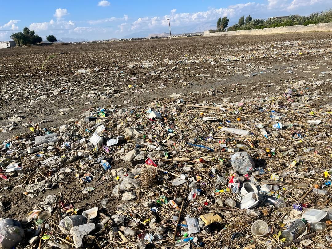 فیلم | تخریب زمین‌های کشاورزی دهدشت با فاضلاب شهری