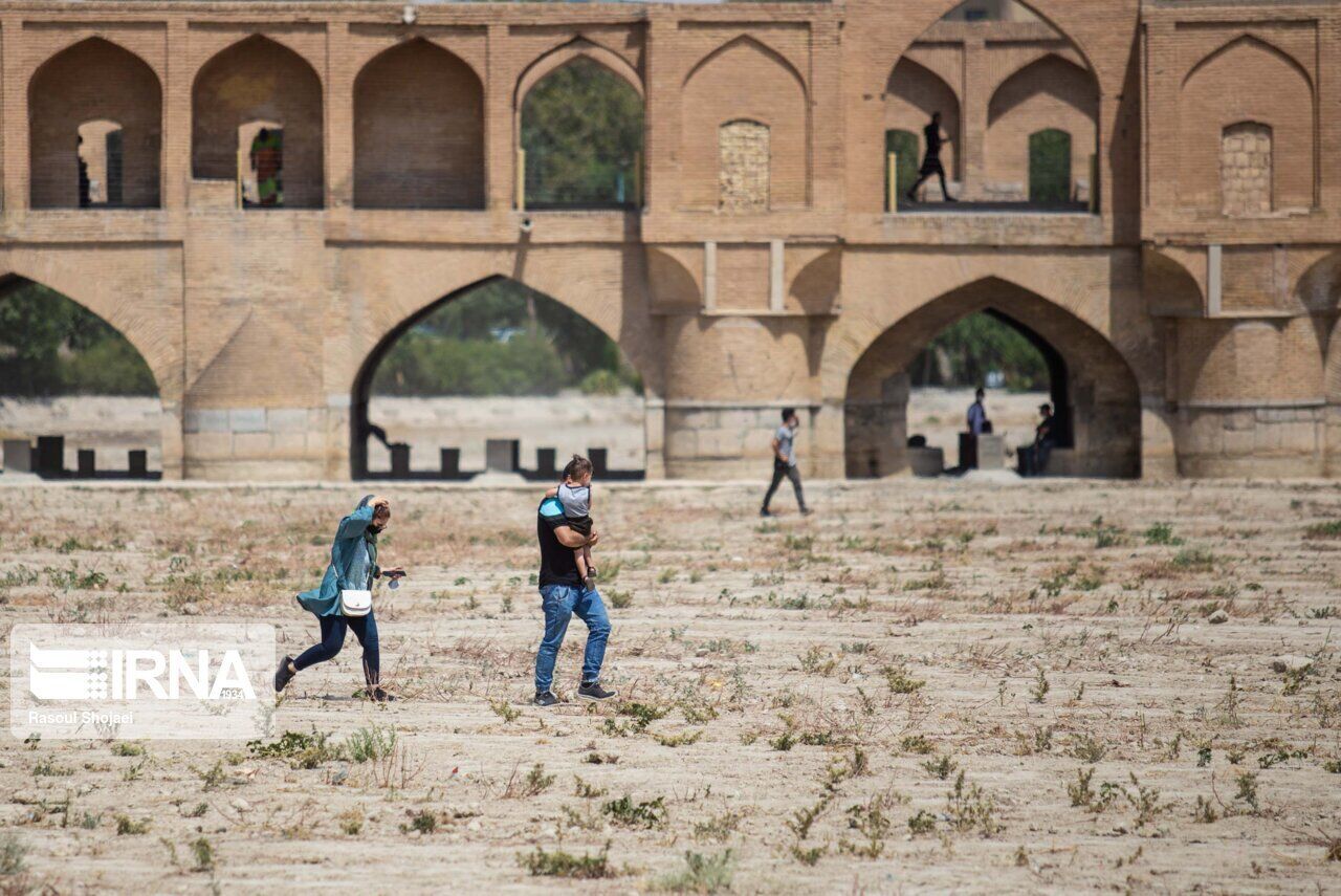 عضو شورای شهر اصفهان: انتقال آب دریا، ناترازی حوضه زاینده‌رود را حل نمی‌کند