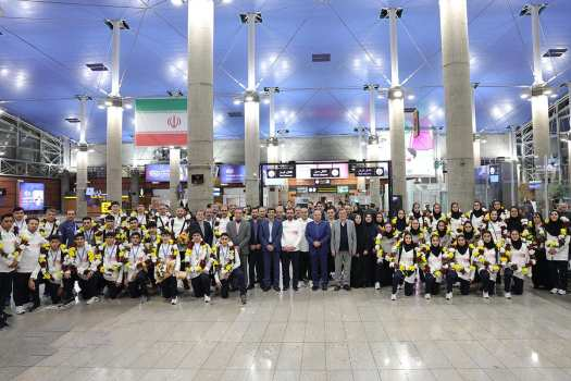 بازگشت کاروان والیبال دانشآموزی به کشور/کاپیتان؛ مدال طلا را به رهبر انقلاب تقدیم کرد