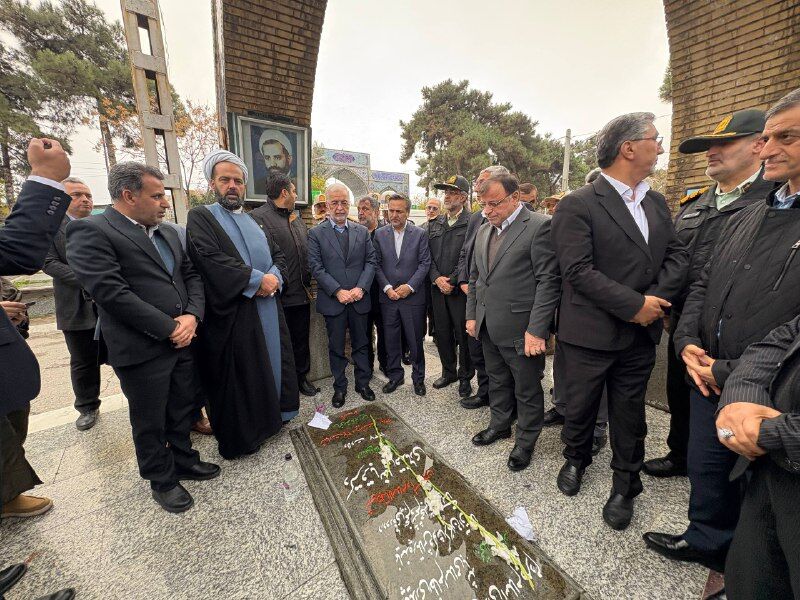 ادای احترام وزیر کشور به مقام شامخ شهدای گلستان