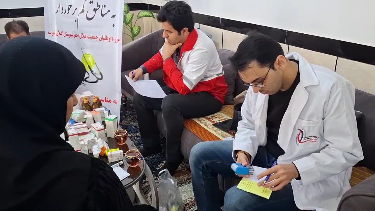 خدمات جهادی کاروان سلامت جمعیت هلال‌احمر در روستاهای کم‌برخوردار گیلانغرب