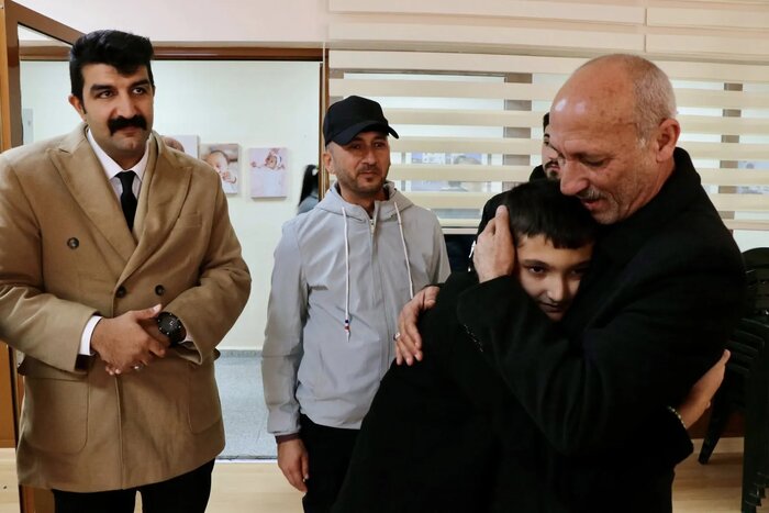 بازگشت کودک ربوده شده عراقی توسط داعش به آغوش خانوده پس از ۱۱ سال