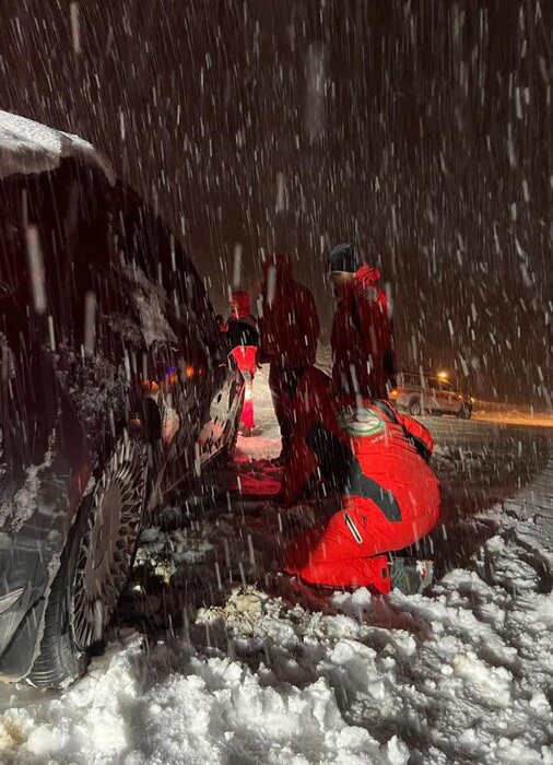امدادرسانی هلال‌احمر فارس به بیش‌ از ۴۵۰ نفر در پی آبگرفتگی و برف‌های اخیر