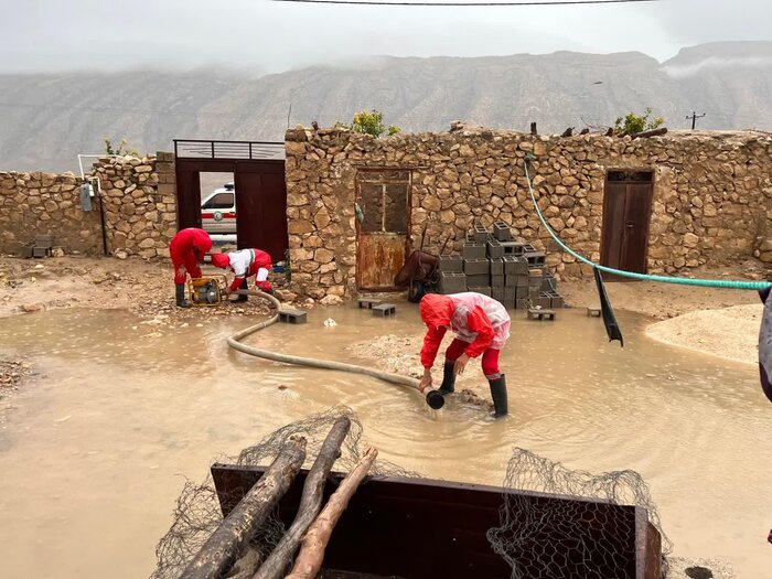 امدادرسانی هلال‌احمر فارس به بیش‌ از ۴۵۰ نفر در پی آبگرفتگی و برف‌های اخیر