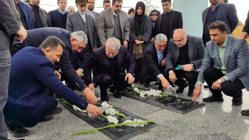 ادای احترام وزیر میراث فرهنگی به شهدای گلستان