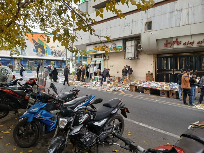 قاچاقچیان کتاب در جامعه جولان میدهند/ ناشران پشت دیوار سانسور