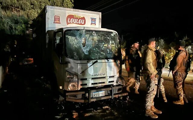 سربازان لبنانی در محل حمله پهیادی رژیم صهیونیستی در جنوب بیروت