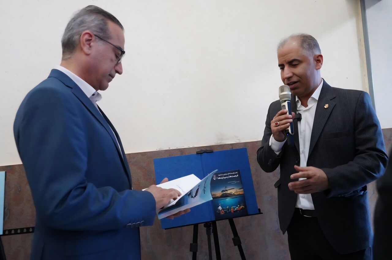 ۲ کتاب «منابع آلاینده خلیج فارس» و «راهنمای مشاغل دریایی » در بوشهر رونمایی شد ۲ کتاب «منابع آلاینده خلیج فارس» و «راهنمای مشاغل دریایی » در بوشهر رونمایی شد