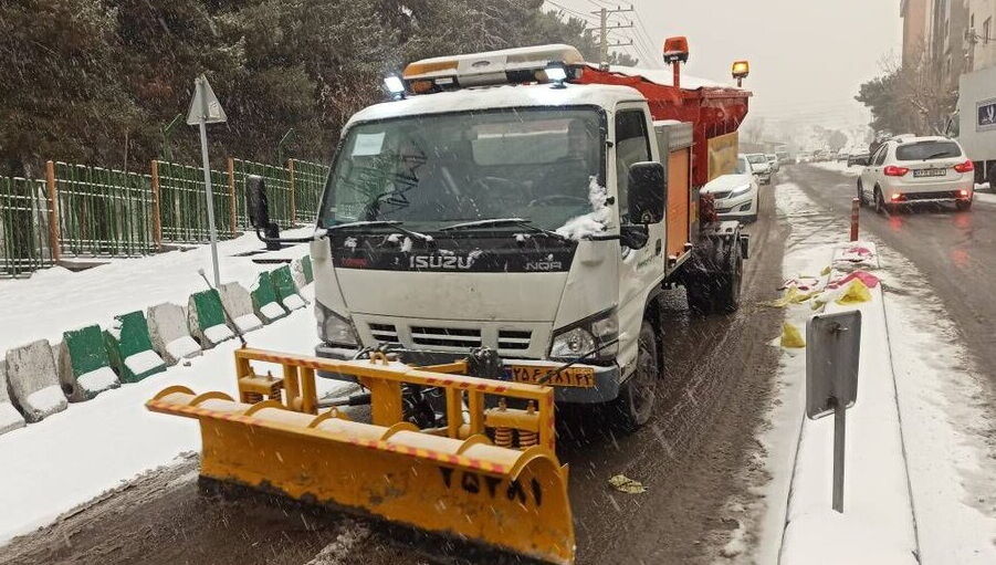 خودروهای مکانیزه برف روب در معابر اصلی پایتخت مستقر شدند