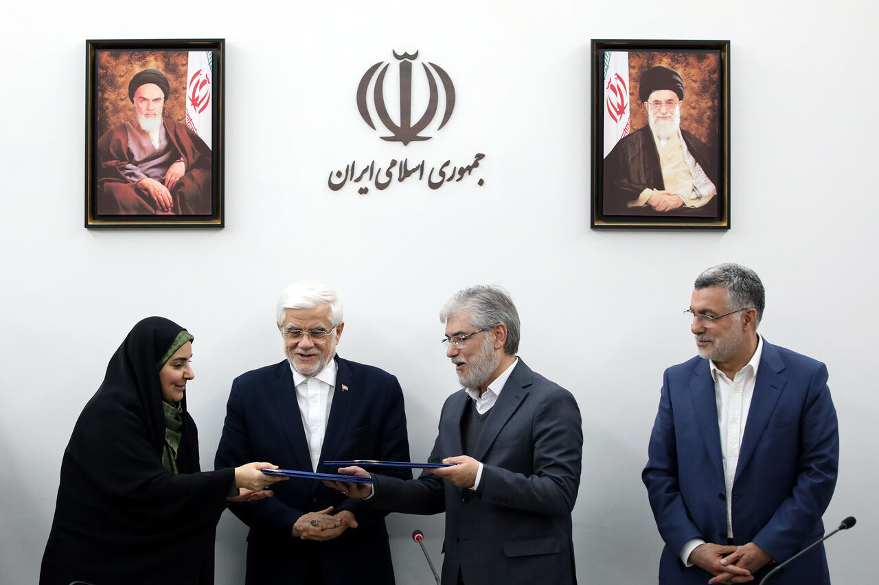 امضای تفاهمنامههای احداث مسکن اعضای هیات علمی و کارکنان دانشگاه با حضور عارف