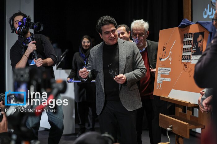 جعل امضای پدر بر روی تمبر یادبود آلبوم «بانگ دُهُل» محمدرضا شجریان