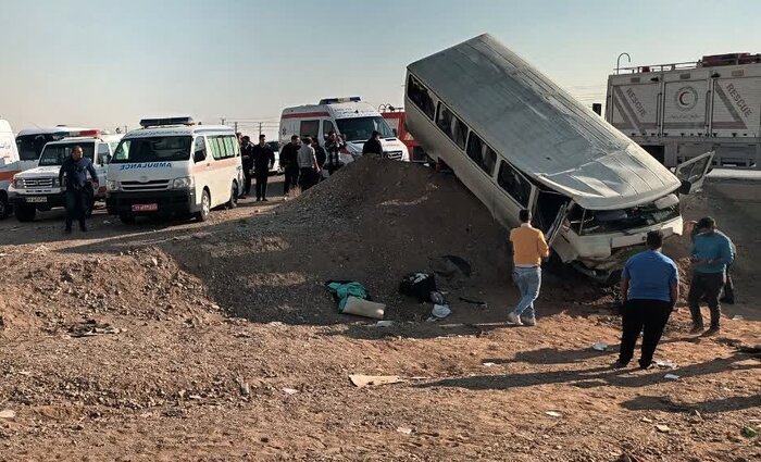 ترخیص ۹ نفر از ۱۱ دانش‌آموز حادثه مینی‌بوس گرمسار/ بی‌توجهی راننده علت حادثه بود