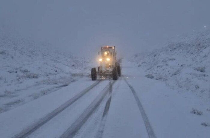 محور قهرود _ جوشقان بر اثر بارش برف و برودت هوا مسدود شد