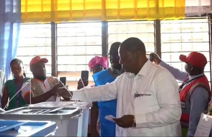 فوستن آرکانژ توادرا در حال رای دادن