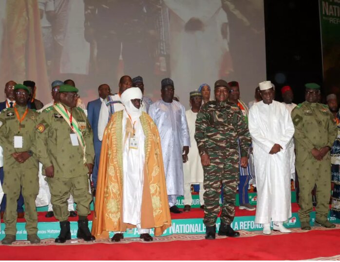 عبدالرحمن چیانی رئیس دولت نیجر - نفر سوم از راست