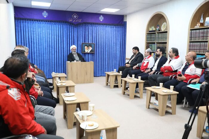 نماینده ولی فقیه در سمنان: هلال‌احمر با ترویج همدلی گره‌گشای مشکلات کشور باشد