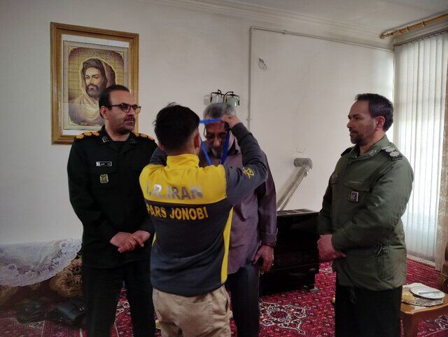 اهدای مدال قهرمان کیکبوکسینگ ملایر به خانواده شهید «علی نظری»