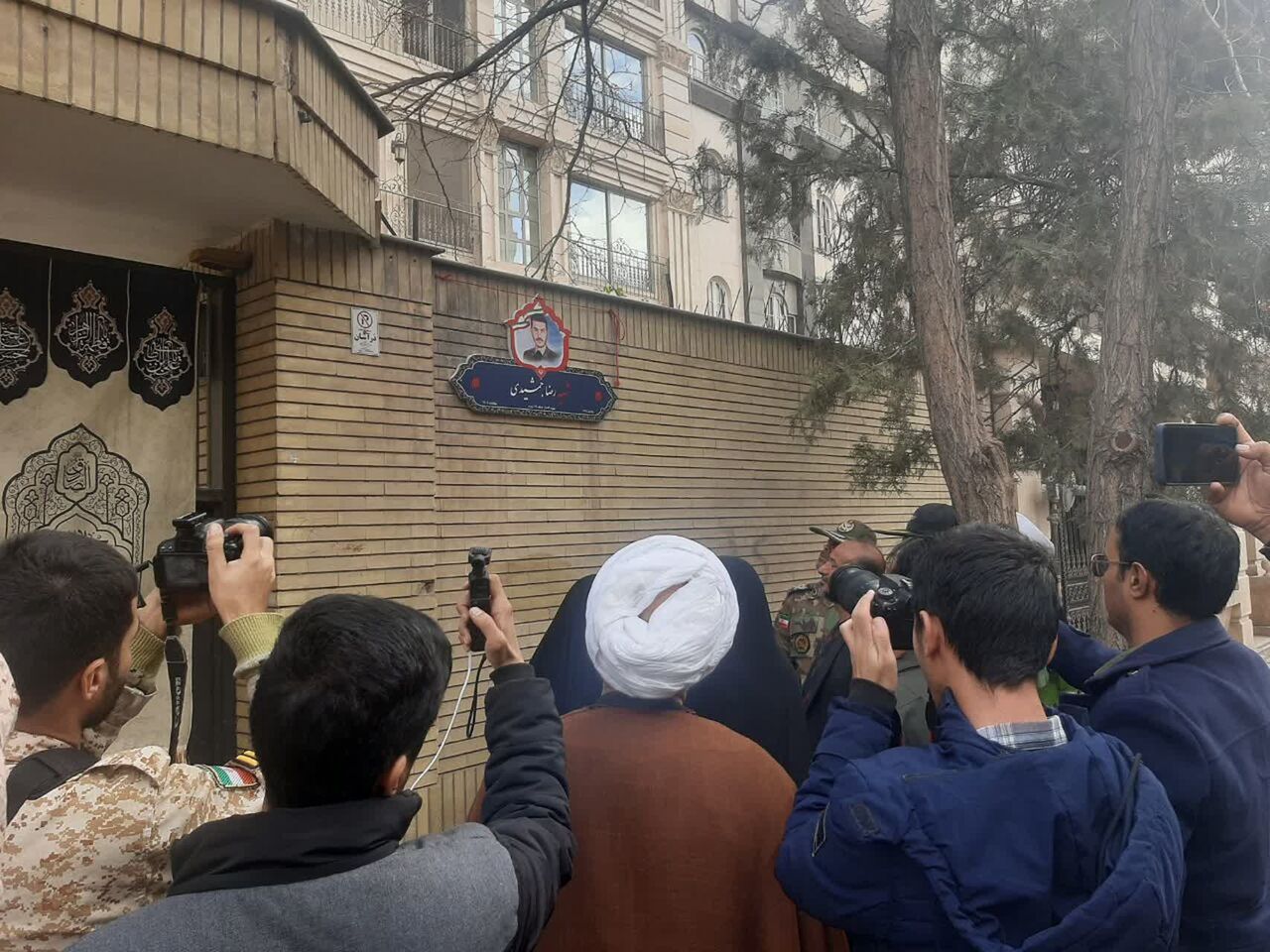 پلاک افتخار بر سردر منزل پدری شهید پدافند هوایی در مشهد نصب شد